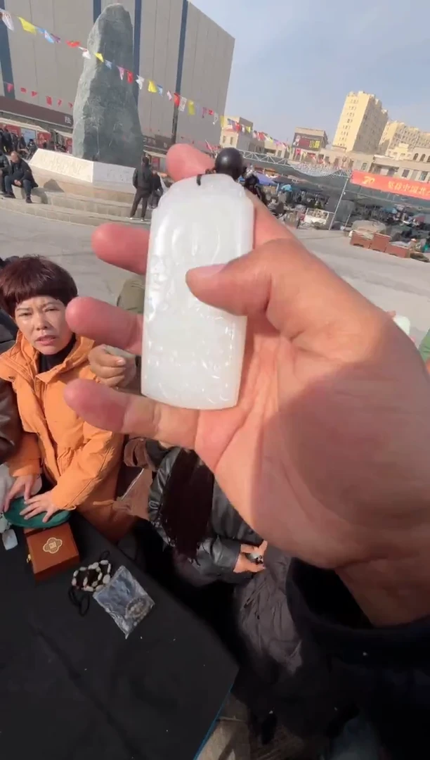 未镶嵌和田玉（糖玉）挂件和田玉