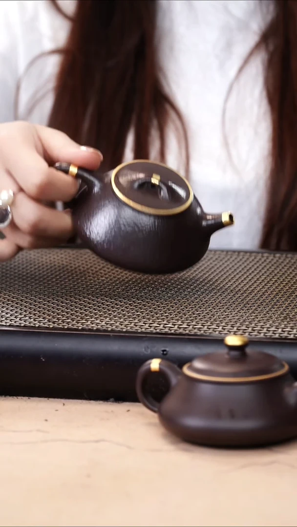 茶壶紫砂四号井茄皮紫泥描金锤纹石瓢140cc