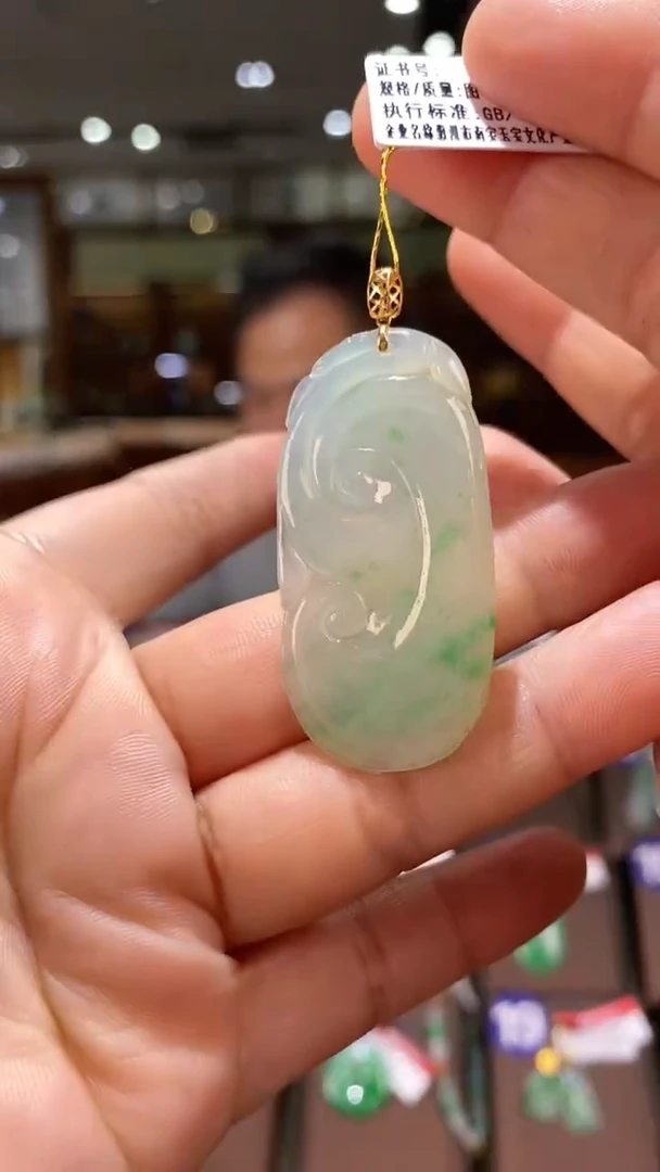翡翠18K金镶嵌颈饰花件