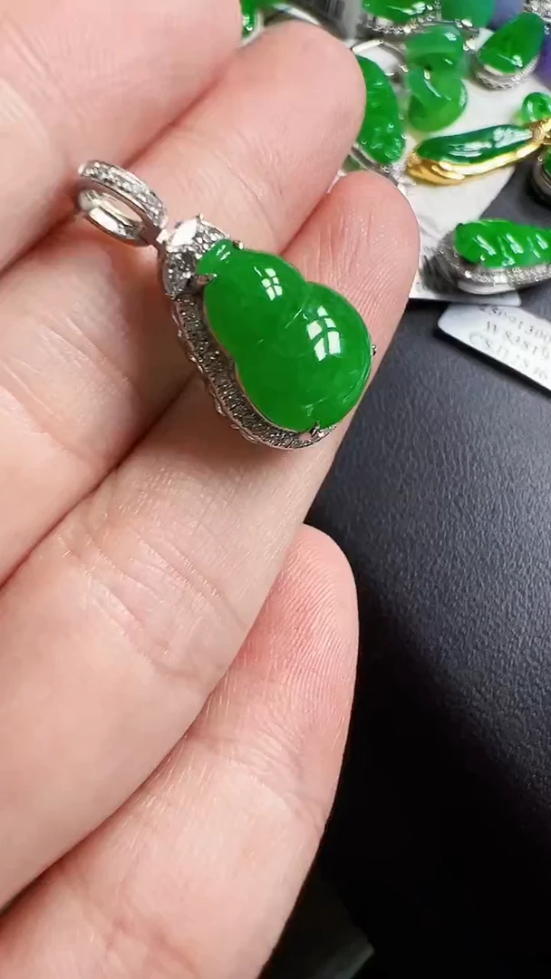 颈饰18K金镶嵌翡翠子*葫芦