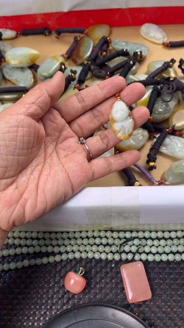 【闪购商品】和田玉颈饰未镶嵌多样性发货没有证书拍一发一有瑕