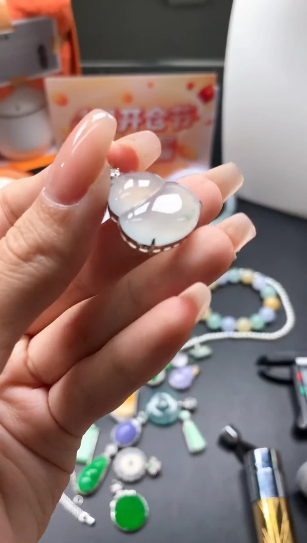 翡翠18K金镶嵌颈饰葫芦|不退不换