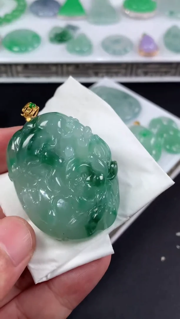 颈饰18K金镶嵌翡翠吃***皮翡翠