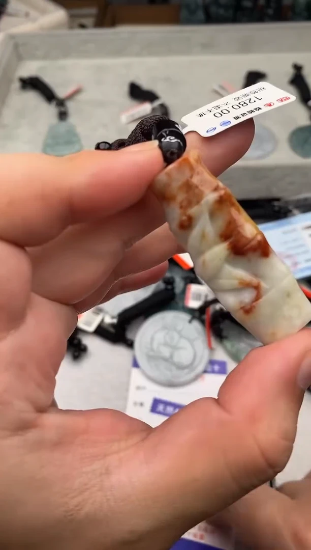 翡翠未镶嵌颈饰 多样性发其一