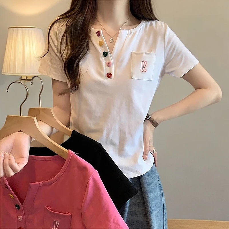 夏季女装V领口袋刺绣短袖女显瘦百搭T恤设计感小众上衣女时尚洋气