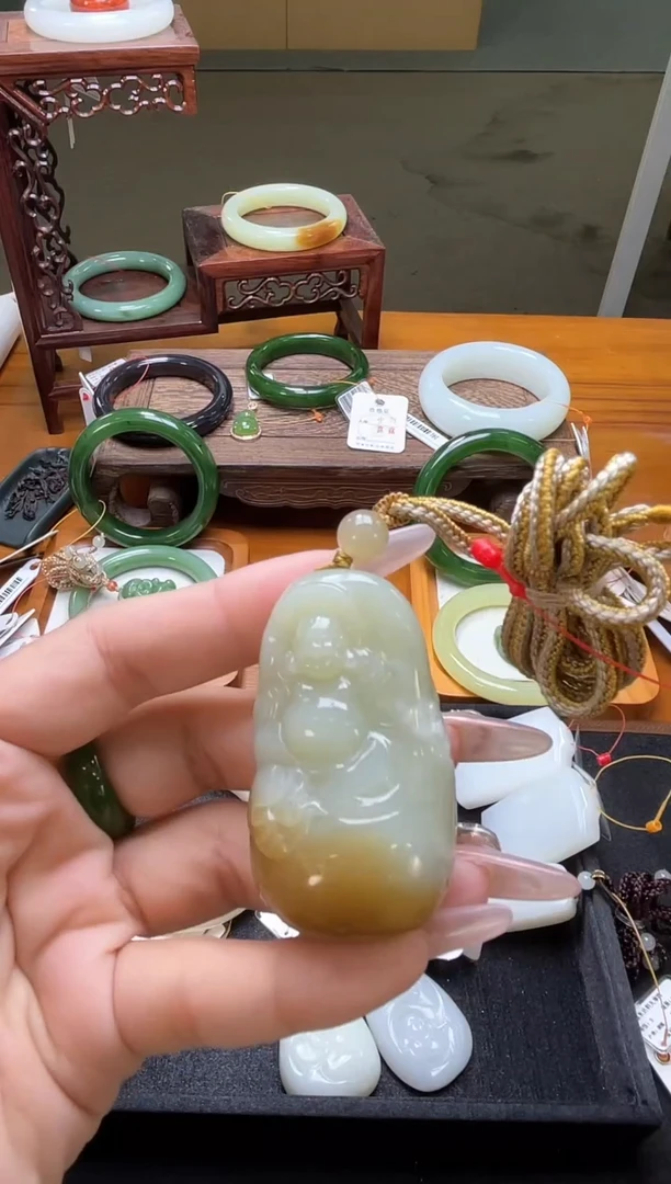 吊坠(不含链)未镶嵌和田玉且末糖青白 逍遥佛