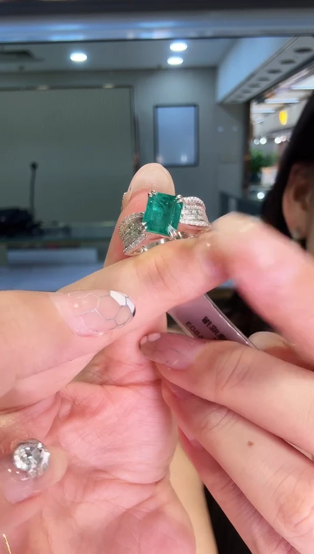 18K金镶嵌戒指祖母绿2.10ct