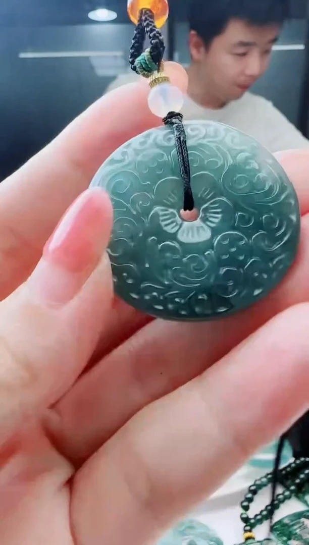 翡翠未镶嵌颈饰多样性发货其中一件