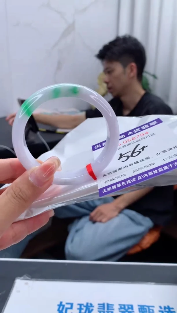 翡翠手镯未镶嵌有纹，完美者勿拍