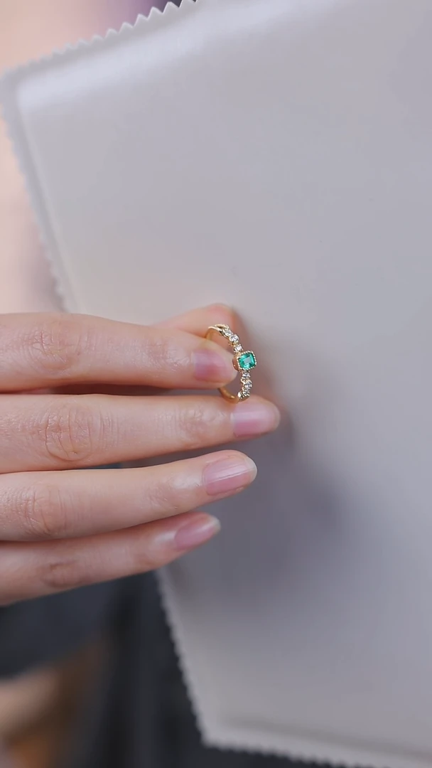 【闪购商品】祖母绿戒指18K金镶嵌圈号13号