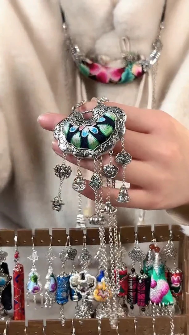 彩云南阁非遗老绣苗银饰品579