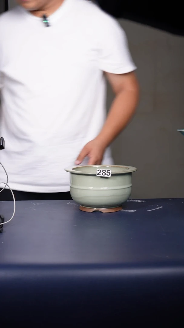 是**吖285号钧瓷窑变粉青折沿