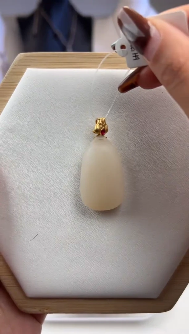 吊坠(不含链)18K金镶嵌和田玉1980