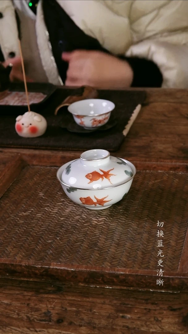 .包银鱼藻纹盖碗