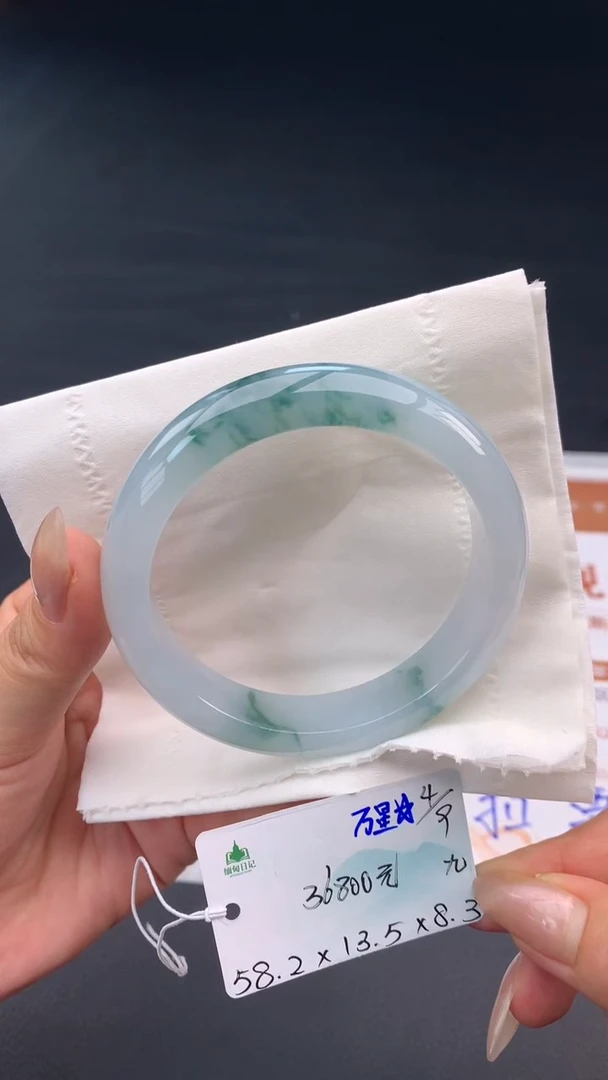 未镶嵌手镯翡翠自带#送人#，联系客服核对地址~