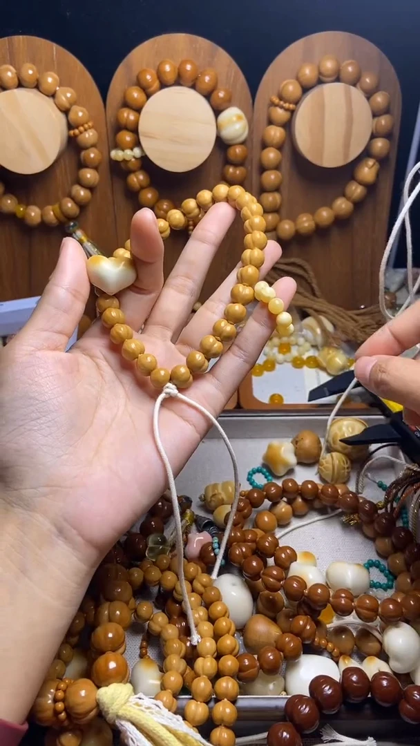 手串猴头核桃?**?全品小馒头爱心黄跑环猫爪三通彩粉流苏手持