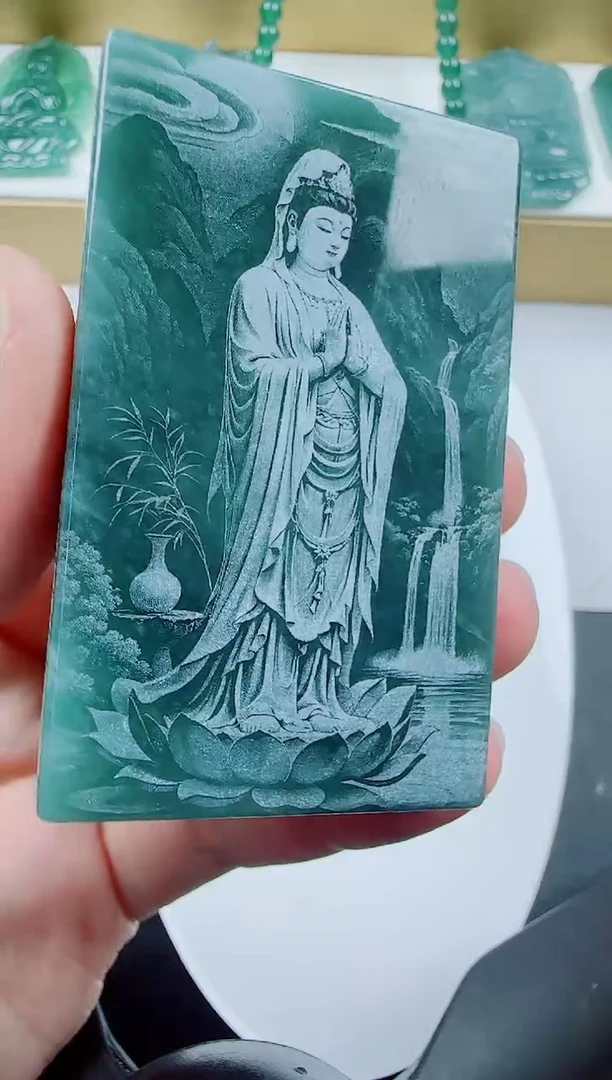 翡翠未镶嵌颈饰方观音