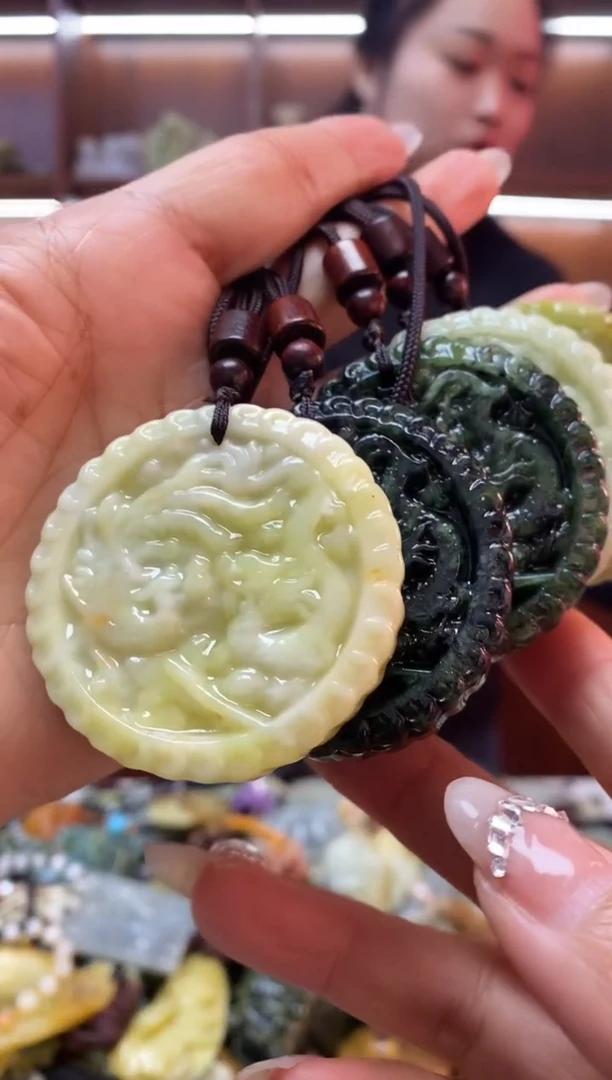 未镶嵌蛇纹石玉吊坠多样性发其一