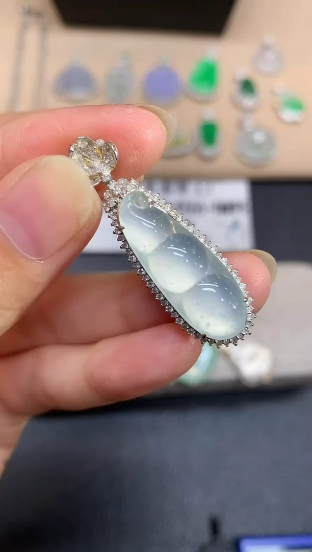 颈饰18K金镶嵌翡翠福豆【无服务费