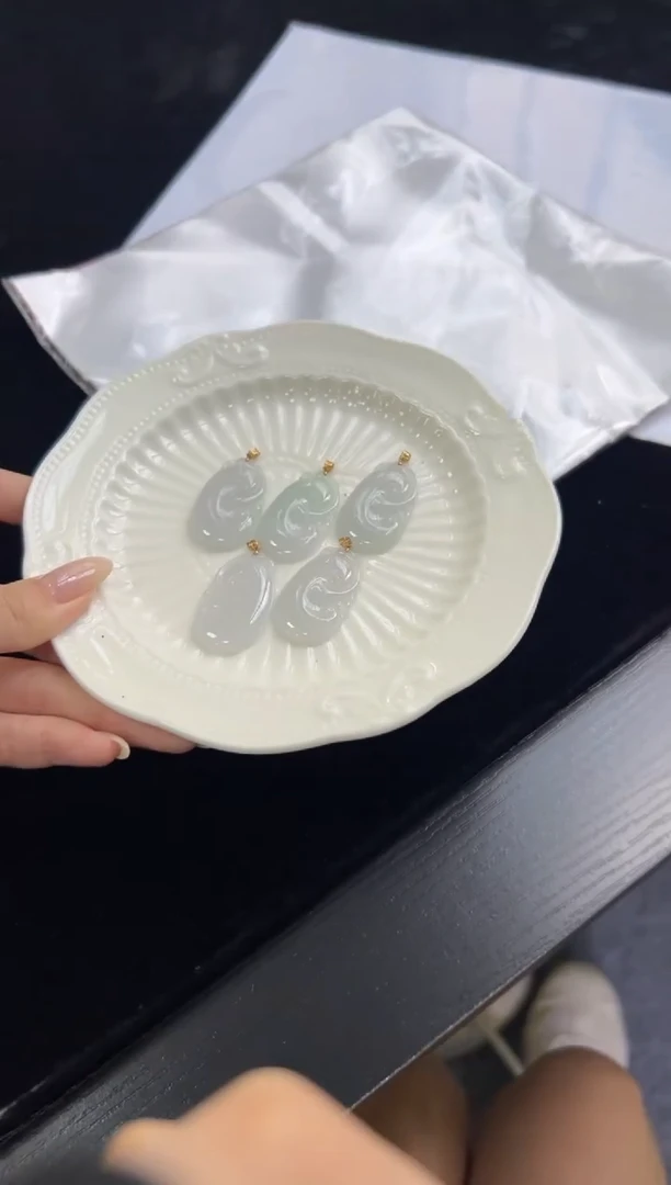 颈饰18K金镶嵌翡翠多样性发一件/配绳4