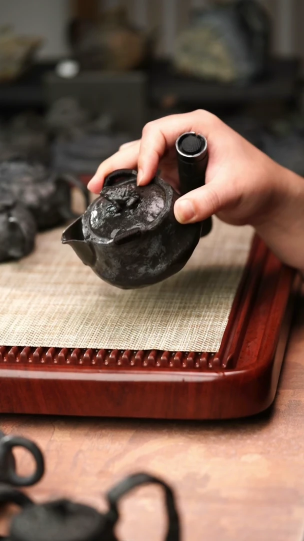 柯荣盛老师作品冰碛岩重工雕刻金蟾宝瓶180cc
