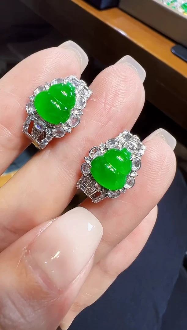 18K金镶嵌翡翠耳饰葫芦