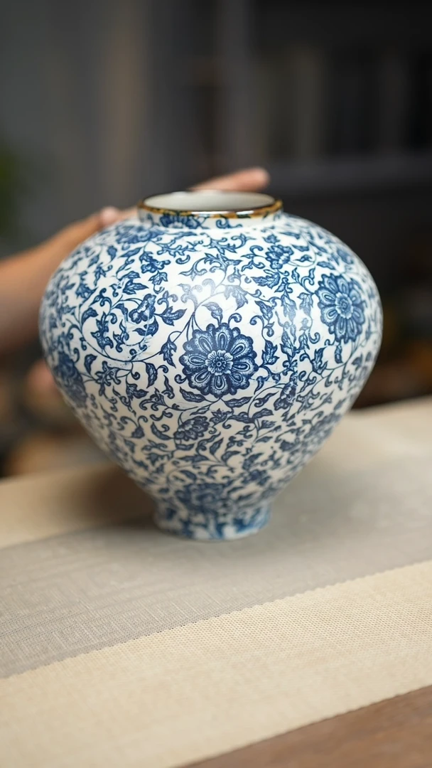 异形花器青花瓷缠枝莲月亮罐