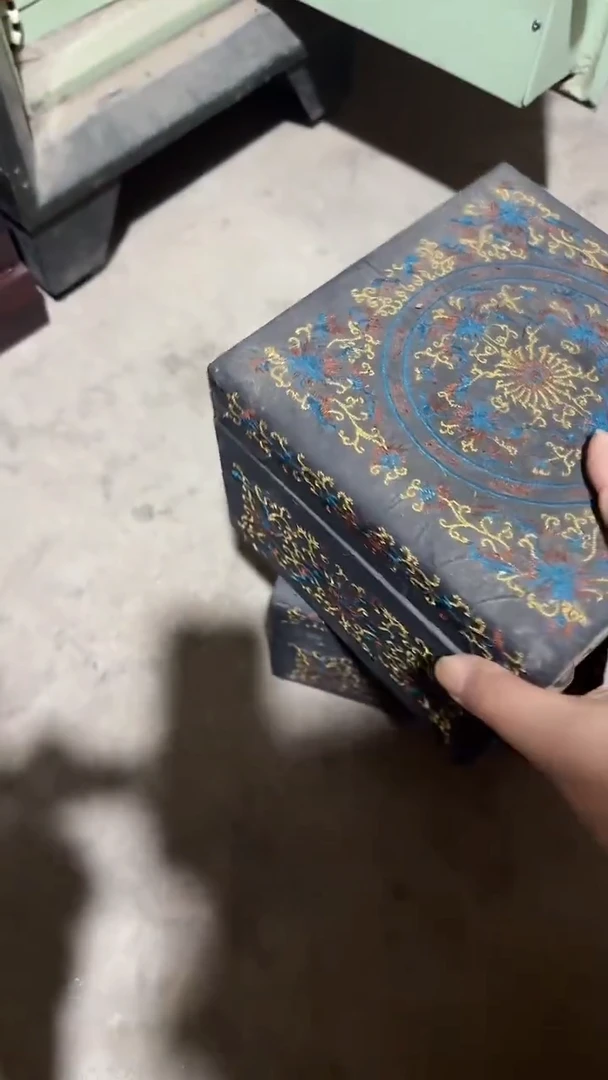木   缠枝黑箱子开