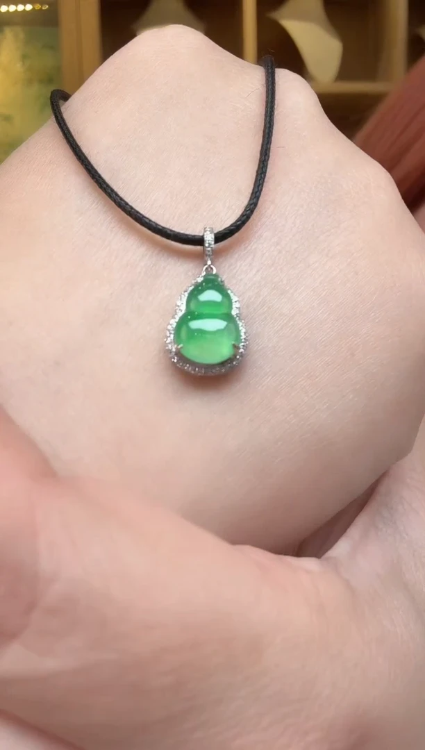 颈饰18K金镶嵌翡翠高***队挂件