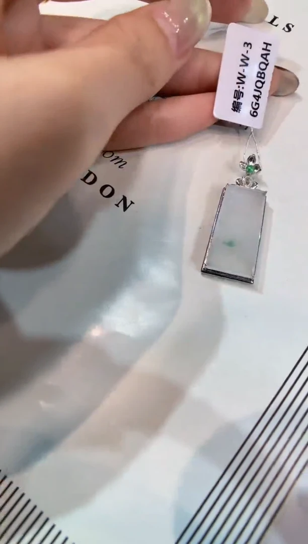 颈饰18K金镶嵌翡翠无事牌