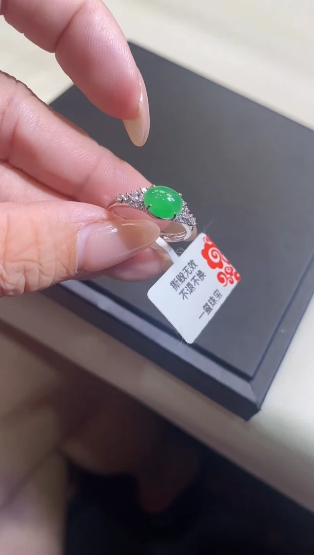 翡翠戒指18K金镶嵌戒指