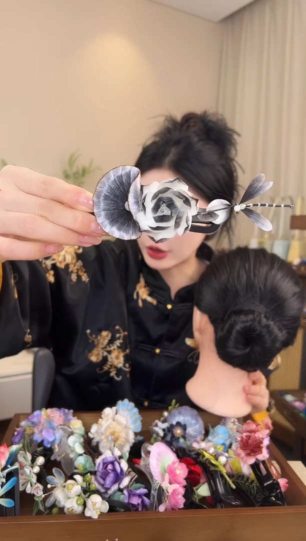 刺绣水墨色荷花懒人夹