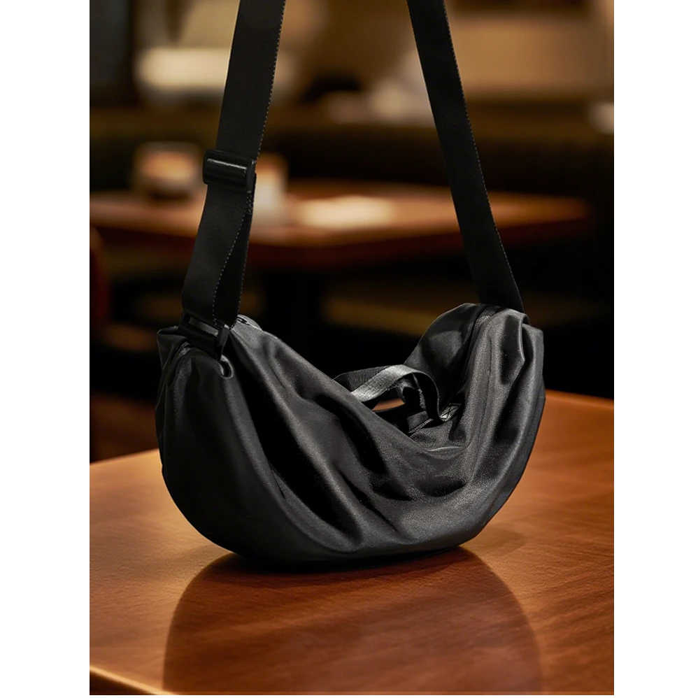 3.[冰语]新款休闲户外轻便百搭通勤简约潮流黑色手提斜挎香蕉包