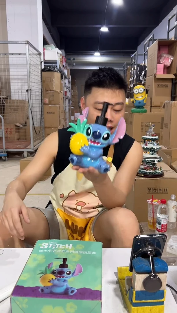 瓷片树脂原盒史迪仔抱菠萝按压瓶