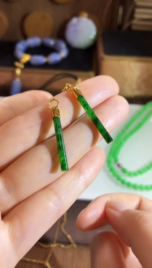 吊坠(不含链)18K金镶嵌翡翠多样性发货 发其一