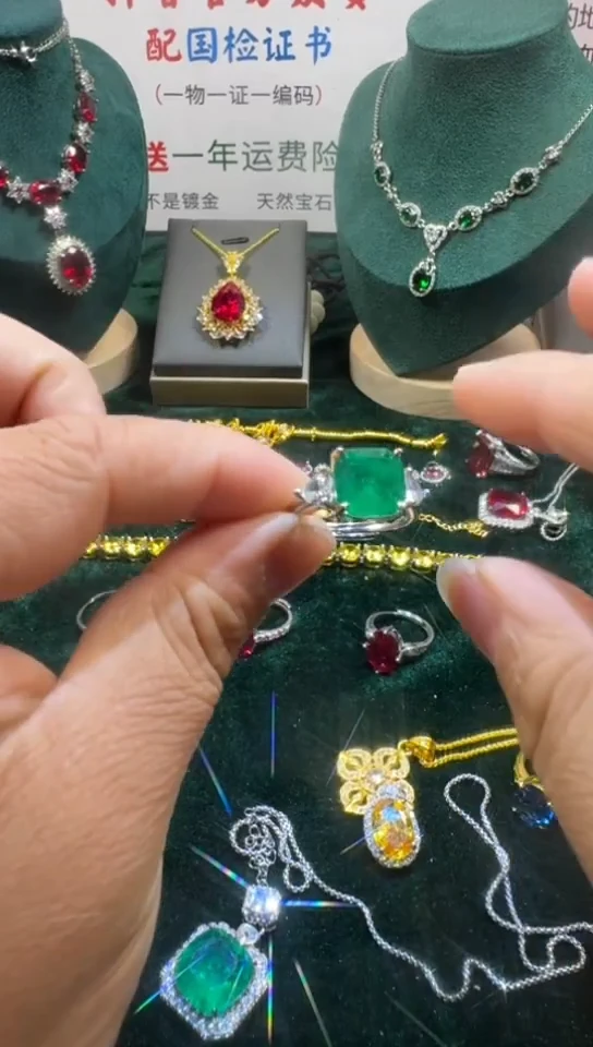 18K金镶嵌戒指祖母绿0