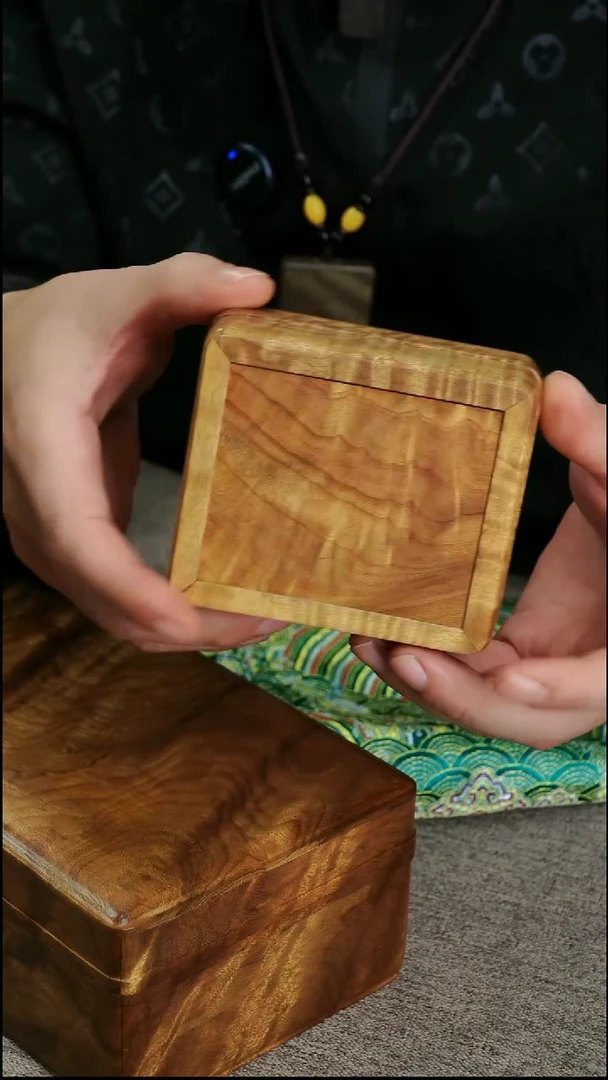 金丝楠英****具小叶桢楠满花文房手捧盒（小）皮条线