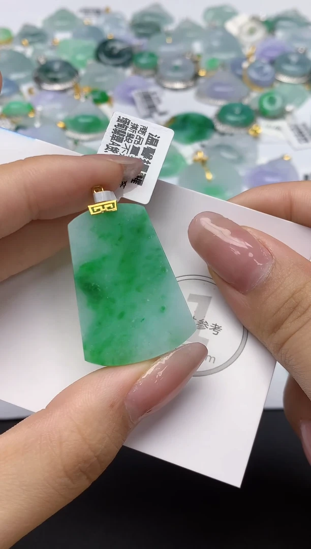 颈饰18K金镶嵌翡翠天然缅甸a货翡翠百元以上9元证书费自理