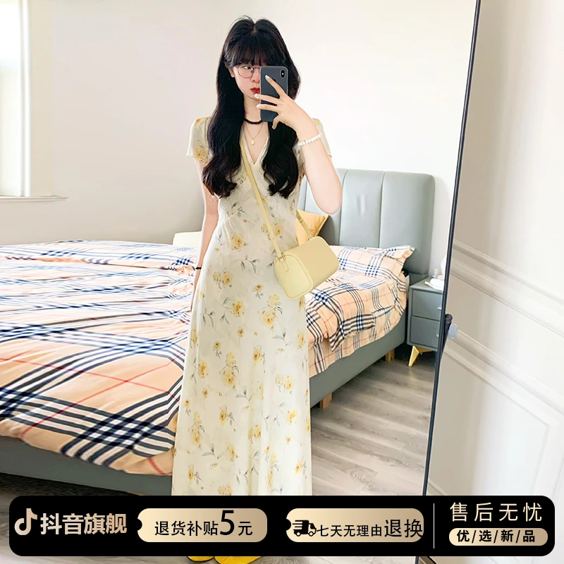 法式黄色蕾丝v领碎花连衣裙子女夏季2025新款气质高级感收腰长裙