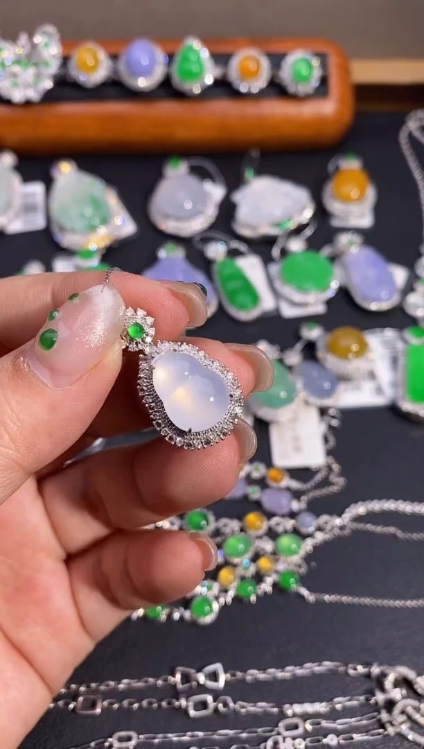 【闪购商品】翡翠吊坠(不含链)18K金镶嵌吊坠