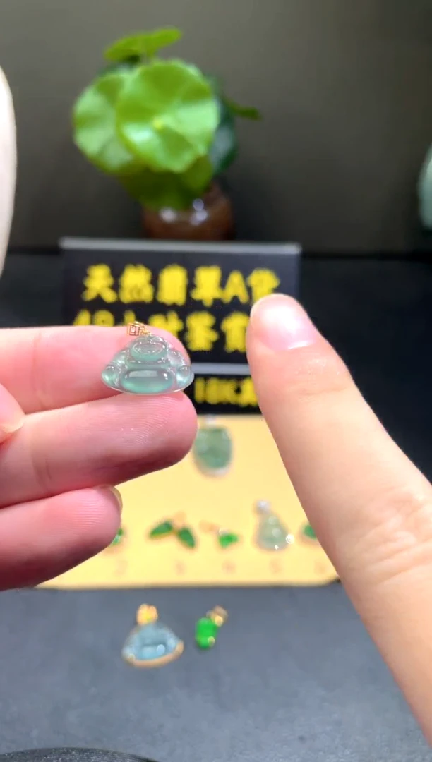 颈饰18K金镶嵌翡翠翡翠A货