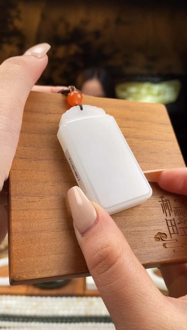 颈饰未镶嵌和田玉于田料 白玉  361无事牌 （无暇）