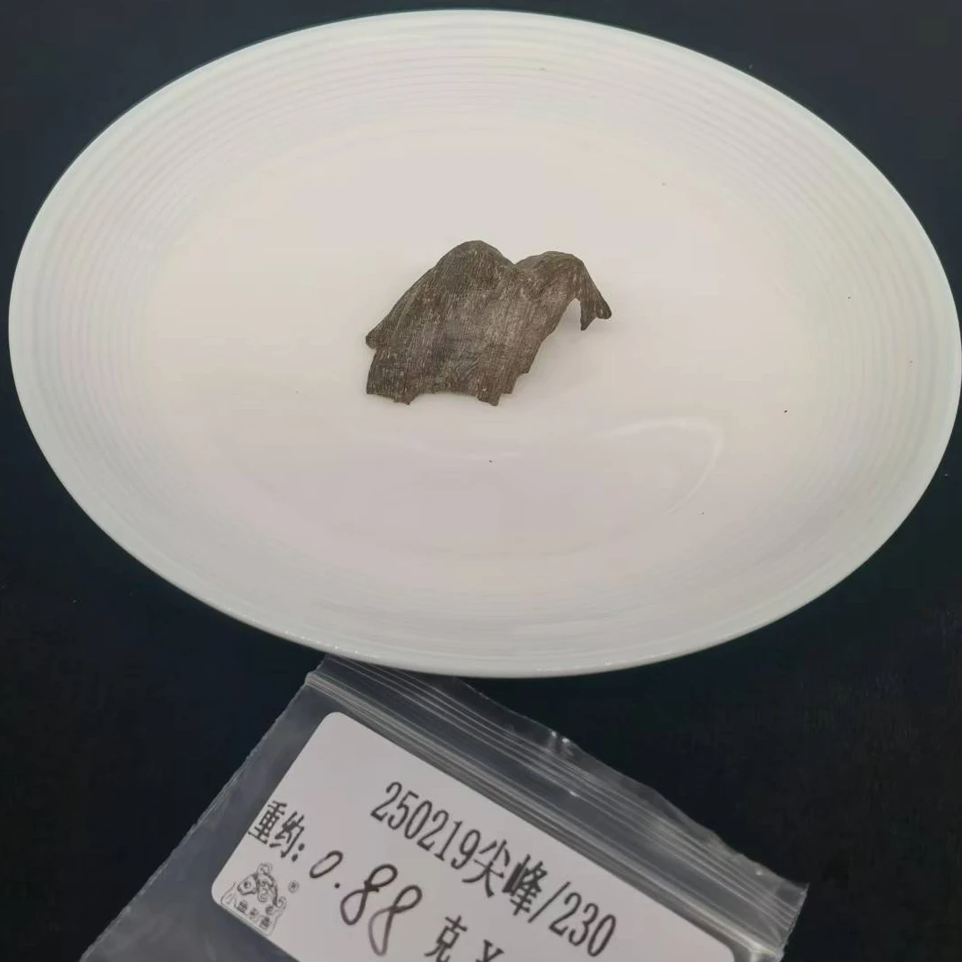 重约0.88克  250219尖峰/230（料）天然木艺