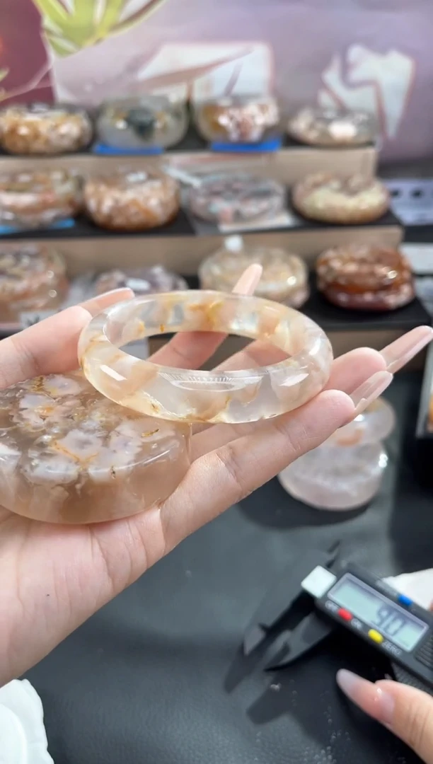 石英质玉手镯未镶嵌56