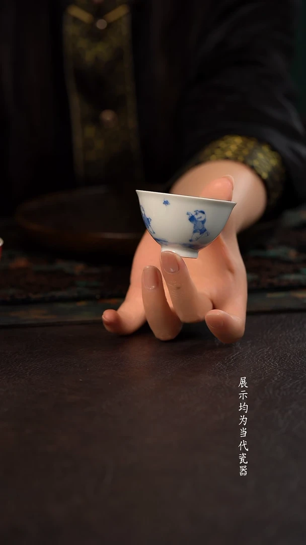 聚澜堂童子扑蝶小鸡心杯
