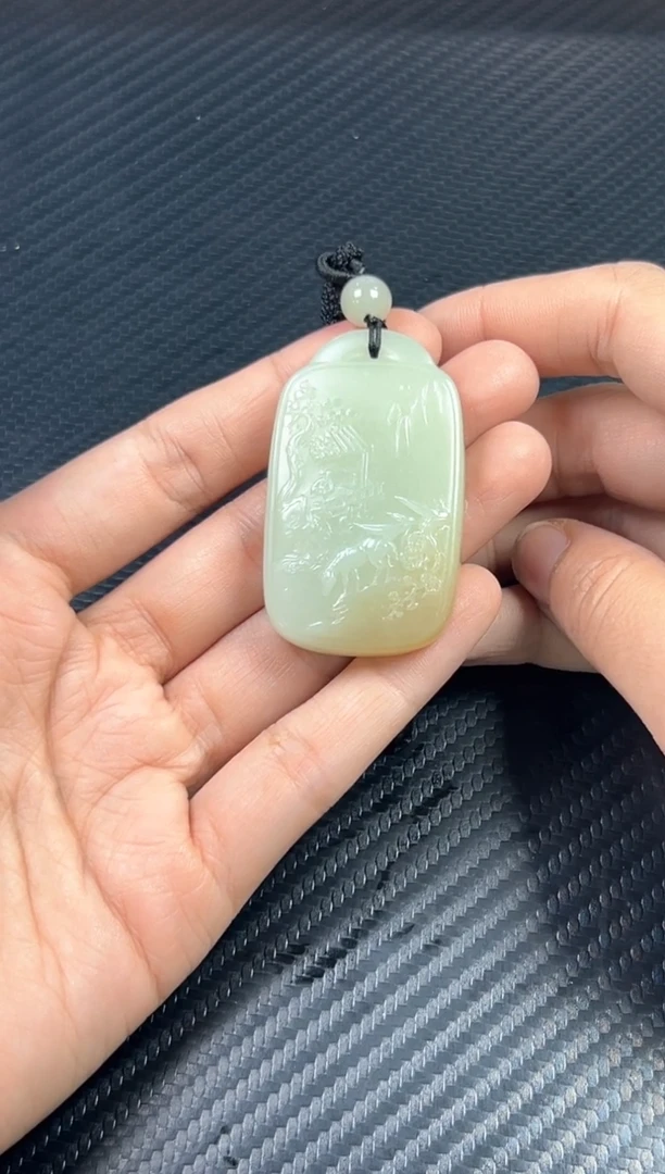 吊坠(赠链)未镶嵌和田玉且末微色差迪克兰二细