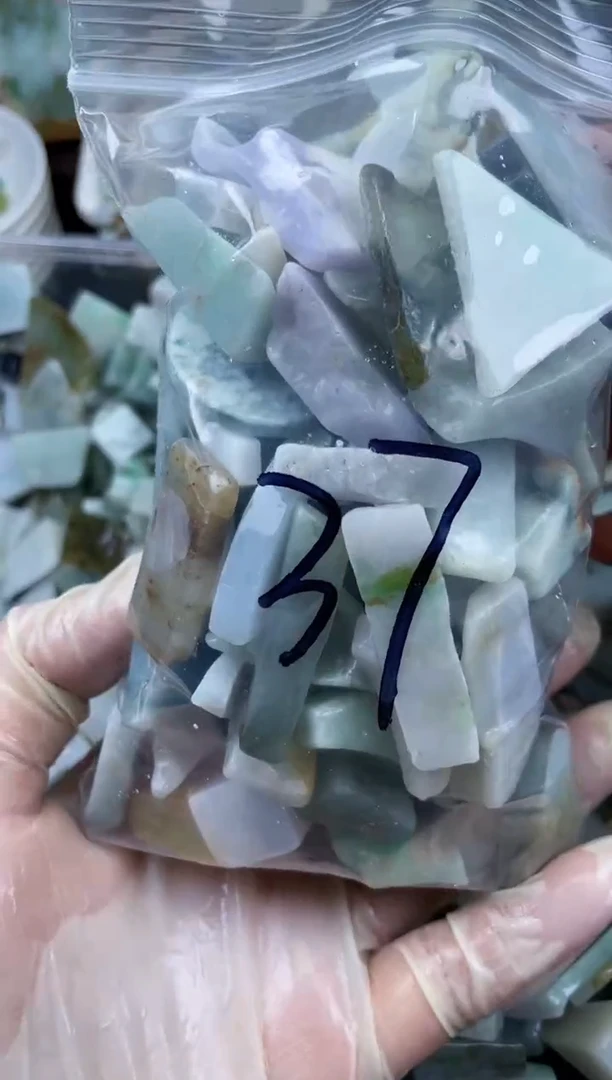 【闪购商品】翡翠颈饰未镶嵌天然翡翠边角中号500克37