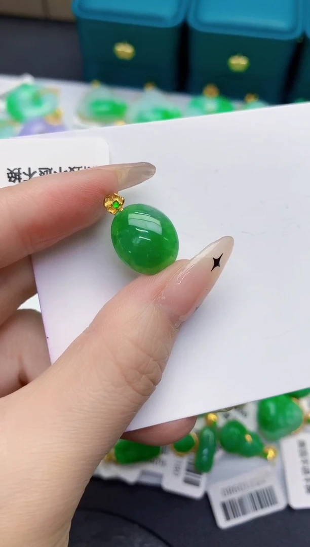 颈饰18K金镶嵌翡翠缅甸天然翡翠A货