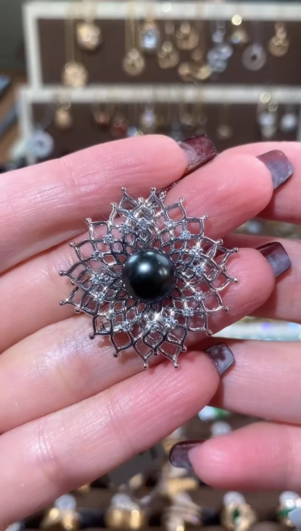 【闪购商品】钻石吊坠(不含链)18K金镶嵌18K白珍珠钻石花型胸针吊坠