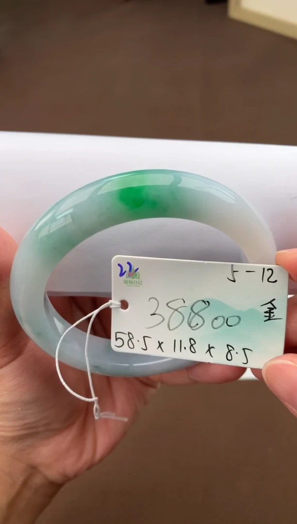 翡翠手镯未镶嵌自带#母亲节送礼#，联系客服核对地址~